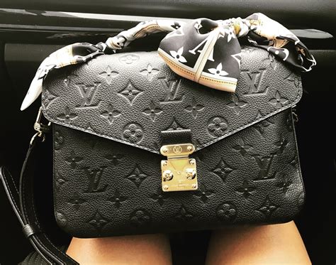 louis vuitton black bag pochette metis